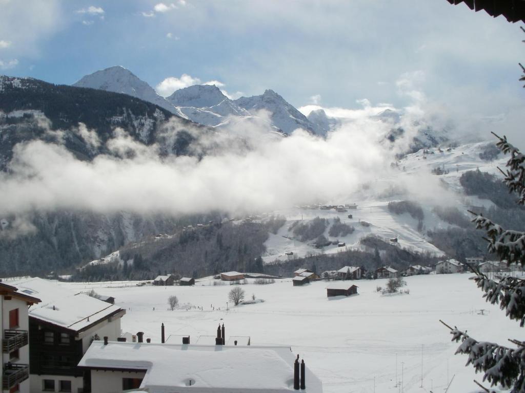 Hotel Pez Ault Disentis Exteriör bild